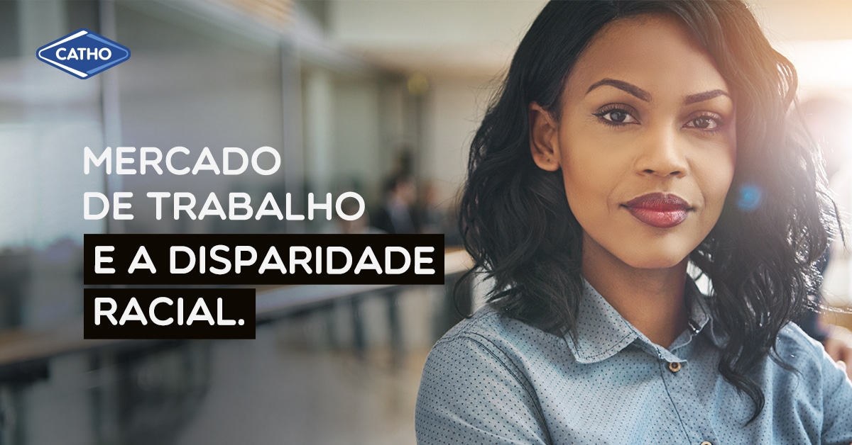 uma mulher de camisa azul está olhando para a câmera com a legenda "mercado de trabalho e a disparidade racial"