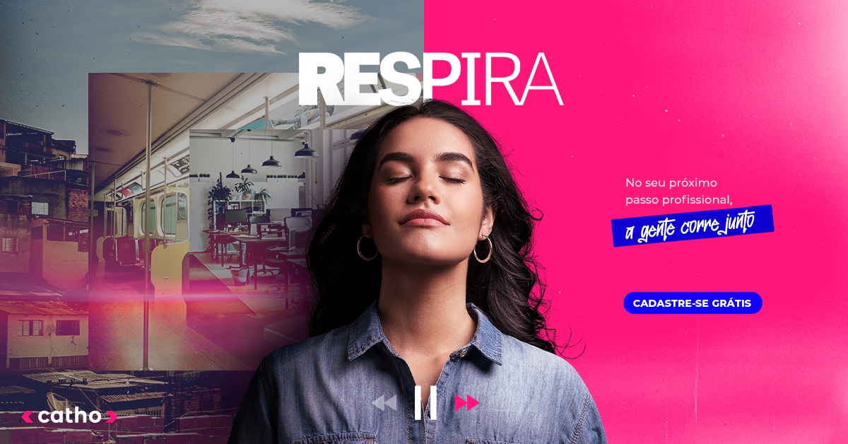 uma mulher com os olhos fechados em frente a um fundo rosa
