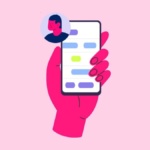 Mão segurando smartphone com mensagens visíveis.