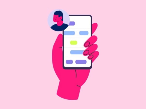 Mão segurando smartphone com mensagens visíveis.