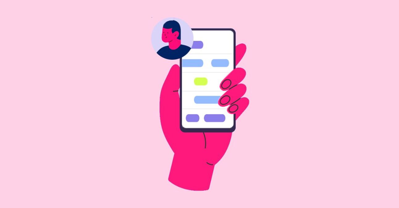 Mão segurando smartphone com mensagens visíveis.