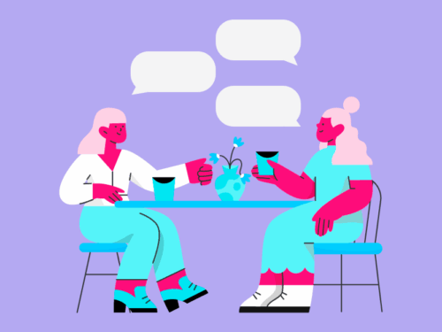 Duas mulheres conversando em um café moderno