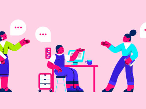 Três pessoas conversando em um ambiente de trabalho moderno.