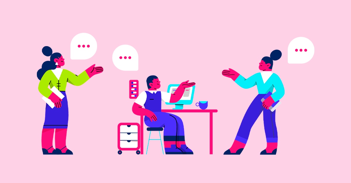 Três pessoas conversando em um ambiente de trabalho moderno.
