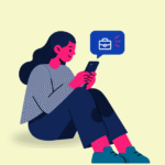 Mulher usando celular, recebendo notificação de mensagem