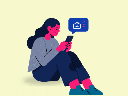 Mulher usando celular, recebendo notificação de mensagem