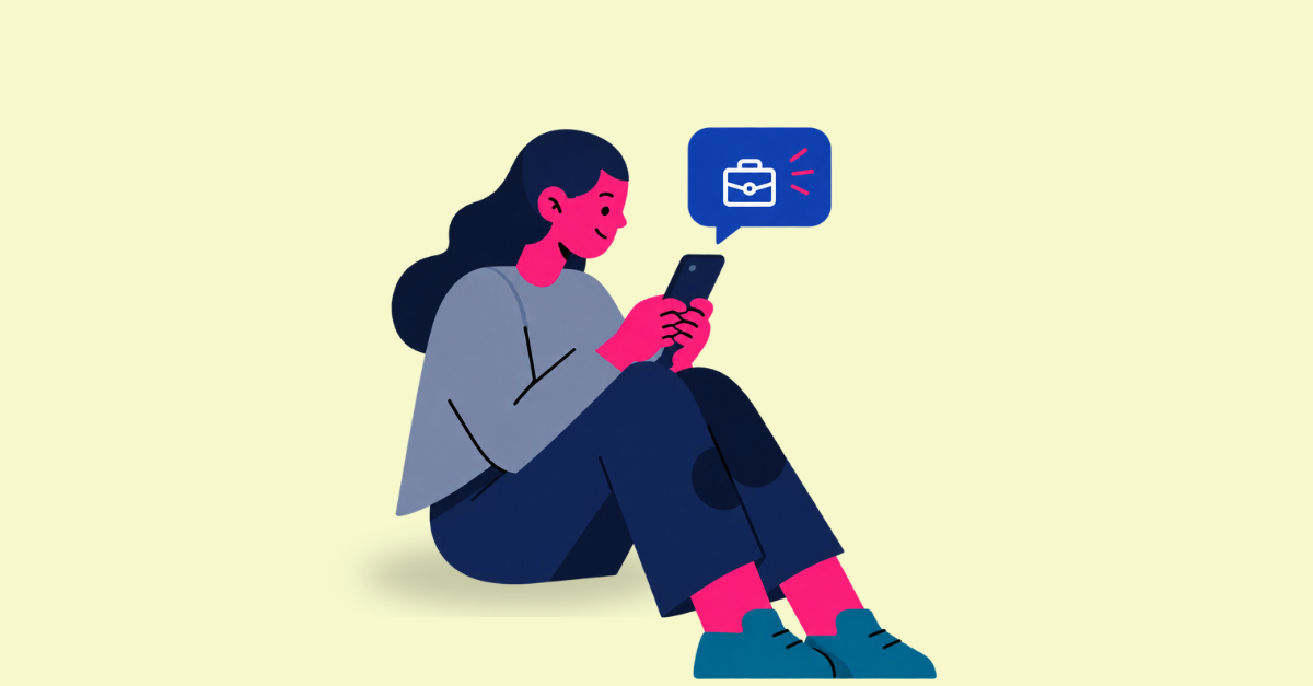 Mulher usando celular, recebendo notificação de mensagem